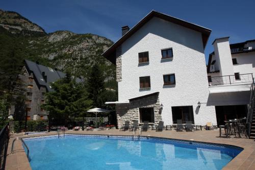 Hotel Villa | Canfranc-Estacion