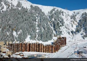 100m from ski slopes, 6th floor, swimming pool, balcony, tv, ski locker, 28m², La Plagne