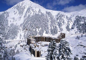 100m from ski slopes, 1st floor, view ski slopes, swimming pool, balcony, tv, 35m², La Plagne