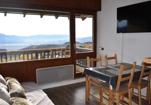 2-room cabin, south balcony, parking, near town center in Font-Romeu