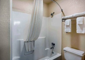 2-Star Hotel ∙ Quality Inn Cedar Rapids South