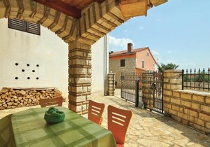 3 Bedroom Cozy Home In Kastelir