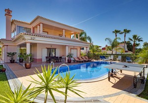 300 m² Villa ∙ 5 bedrooms ∙ 10 guests