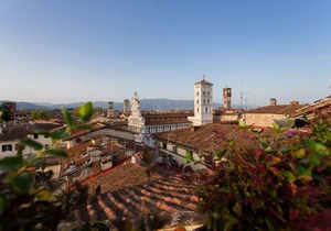 A charming two bedrooms apartment with grand terrace inside the walls of Lucca