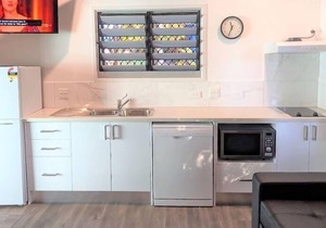 Accessible Villa 1 BR - Fully self-contained, wheelchair friendly, 1 Queen, 1 Sofa, 1 Trundle