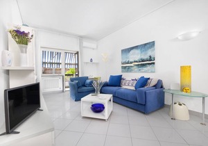 AMORE RENTALS - Doria Home with Private Terrace and Air Conditioning