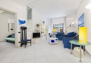 AMORE RENTALS - Doria Home with Private Terrace and Air Conditioning