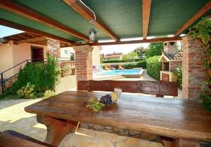 Apartment for up to 5 persons near Porec with shared pool
