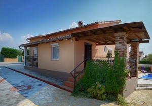 Apartment for up to 5 persons near Porec with shared pool