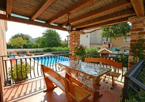 Apartment for up to 5 persons near Porec with shared pool