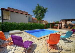 Apartment for up to 5 persons near Porec with shared pool