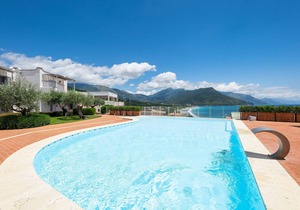 Apartment with terrace. Shared pool. 150 metres from beach
