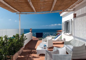 Apartment with terrace. Shared pool. 150 metres from beach