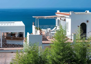 Apartment with terrace. Shared pool. 150 metres from beach