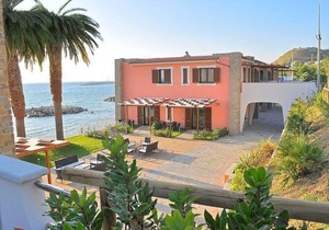 Appartamento Torre Caleo L: A charming apartment located right on the beach, with Free WI-FI.