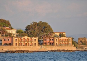 Appartamento Torre Caleo L: A charming apartment located right on the beach, with Free WI-FI.