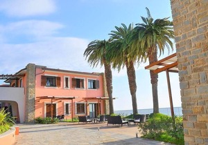 Appartamento Torre Caleo L: A charming apartment located right on the beach, with Free WI-FI.
