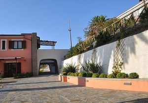 Appartamento Torre Caleo L: A charming apartment located right on the beach, with Free WI-FI.
