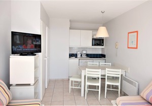 APPT C107 - Apt Waterfront, 2 heated pools, family residence