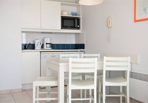 APPT C107 - Apt Waterfront, 2 heated pools, family residence