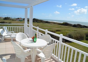 APPT C107 - Apt Waterfront, 2 heated pools, family residence