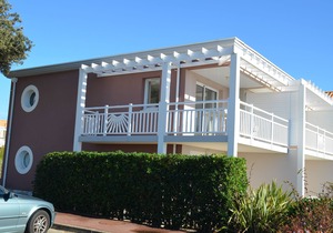 - Apt Waterfront A101-two heated pools secure family residence