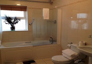 Ardmullen Holly 4 bedroom - sleeps 8 guests in 4 bedrooms