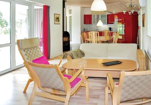 Awesome home in Fårvang with WiFi