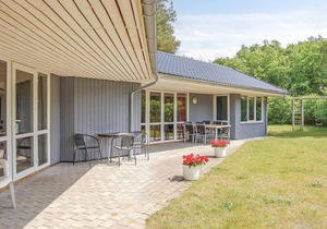 Awesome home in Fårvang with WiFi