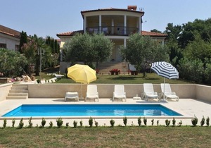 Beautiful quiet holiday house with three apartments and pool