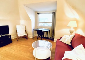 Bright 1 bed next to High Park!