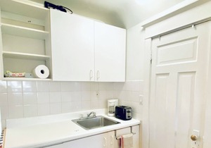 Bright 1 bed next to High Park!