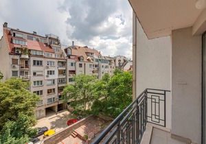 Bright and Newly Refurbished Apartment near Center