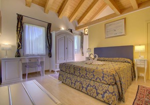 CADIFIORE-B & B11 - room w / bath in Country house riverside, parking in private parc
