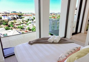 Central Modern 2 Bed*Carpark*Pool*WiFi*Netflix*Gym