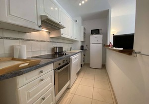 Charming 2-Bedroom Apt, 10min Walk to Beach, Terrace & Private Garage in Juan-les-Pins