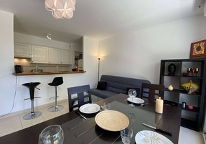 Charming 2-Bedroom Apt, 10min Walk to Beach, Terrace & Private Garage in Juan-les-Pins