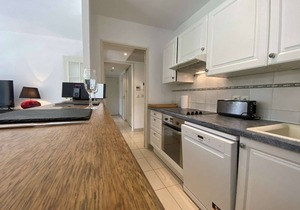 Charming 2-Bedroom Apt, 10min Walk to Beach, Terrace & Private Garage in Juan-les-Pins