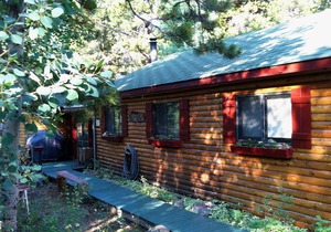 Charming Log Cabin for Peaceful Mountain Getaway!