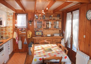 Cozy Chalet near Golf, 2 km from Barcelonnette Center, Sleeps 8, Garden, Full Amenities