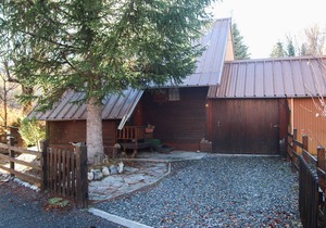 Cozy Chalet near Golf, 2 km from Barcelonnette Center, Sleeps 8, Garden, Full Amenities