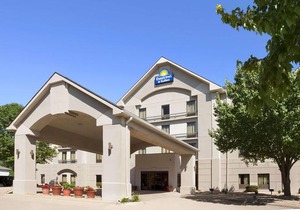 Days Inn & Suites by Wyndham Cedar Rapids