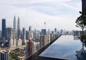 Deluxe King Suite with Twin Tower View 18