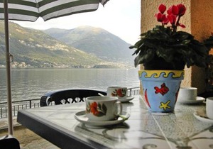 Directly on the lake Paganini flats in Lezzeno