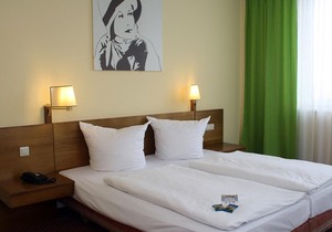 Double room with extra bed, shower or bath, WC - Quality Hotel Dresden West