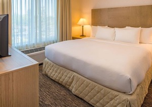 DoubleTree by Hilton Hotel Bend 1 King Bed Suite