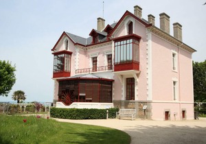 Family home in Bréhal, 2 bedrooms, terrace, BBQ, parking, pets allowed, wifi included