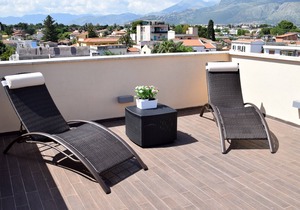 Furnished three-room apartment with terraces