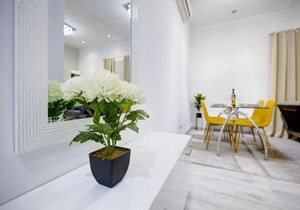 Gorgeous 1BR Apartment steps to the Promenade