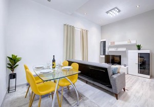 Gorgeous 1BR Apartment steps to the Promenade